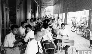 CÀ PHÊ VỚ CỦA THẬP NIÊN 50