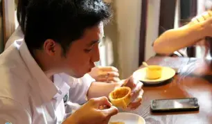 Cà phê ăn luôn cốc giá 10.000 đồng.