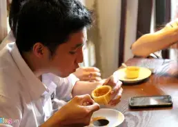 Cà phê ăn luôn cốc giá 10.000 đồng.