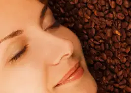 Làm mờ vết thâm bằng đường và cafe.