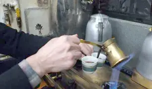 Chu du thế giới qua tách cà phê truyền thống.